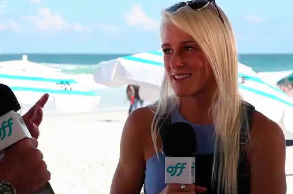 TCL é a nova patrocinadora da surfista brasileira Tatiana Weston-Webb